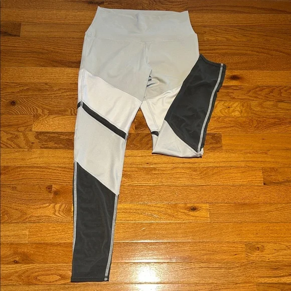 ALO Yoga Gray and Black Leggings - Picture 5 of 7